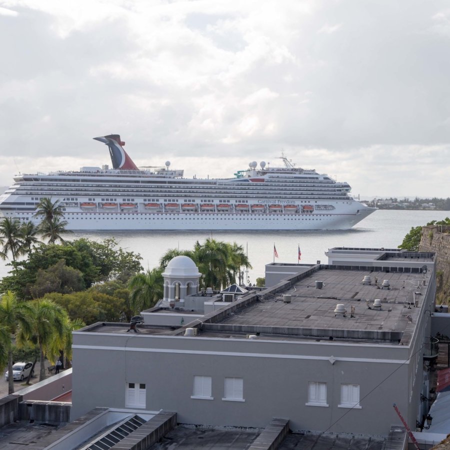 Un crucero navega frente a la costa de San Juan.
