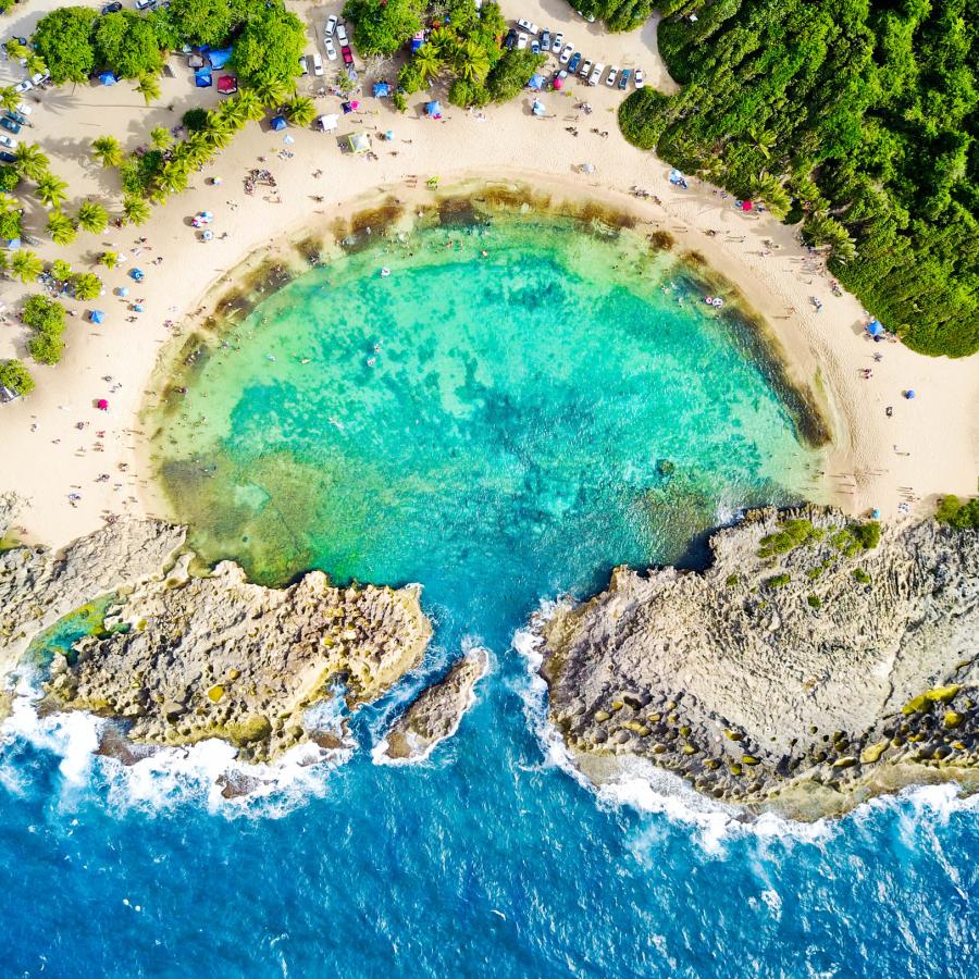 La playa conocida como Mar Chiquita en Manatí es famosa por su forma.