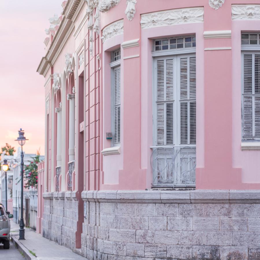 edificio rosado en Ponce