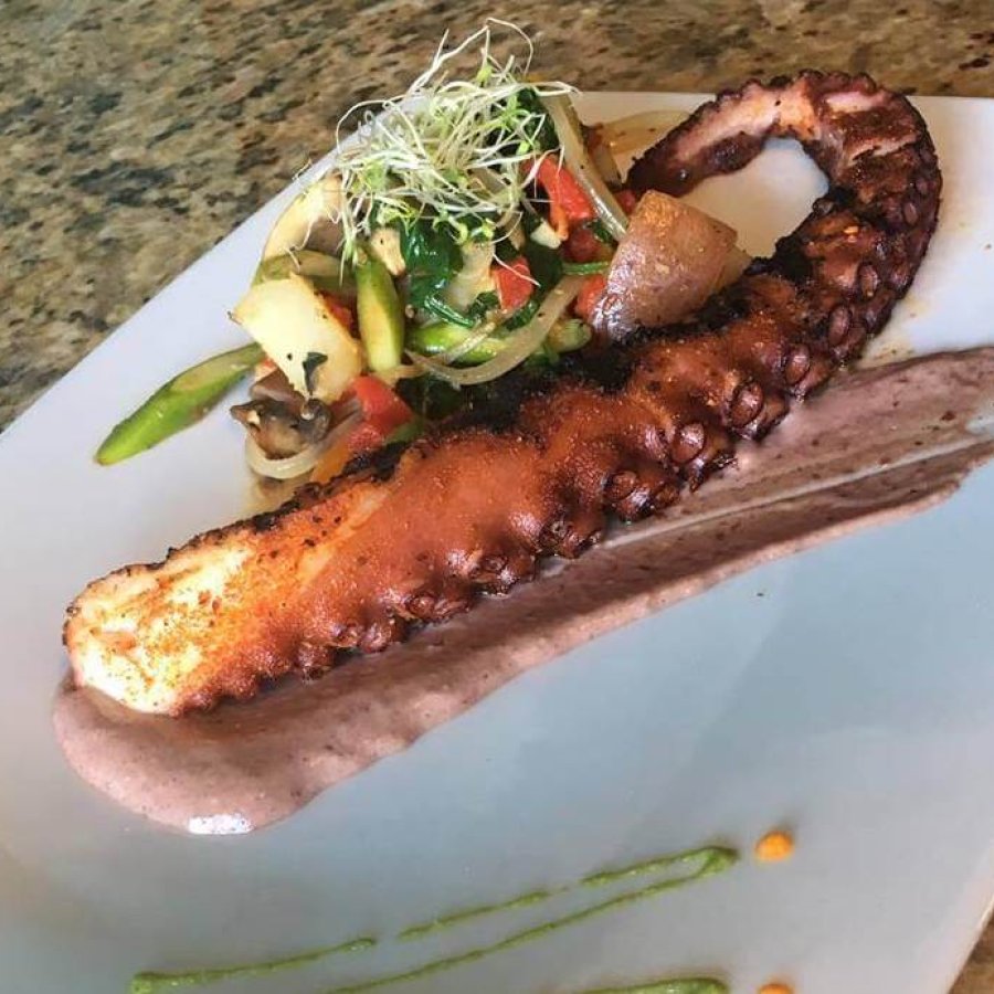 Sumérgete en los increíbles platillos de mariscos en el Restaurante Caracoles en Culebra.