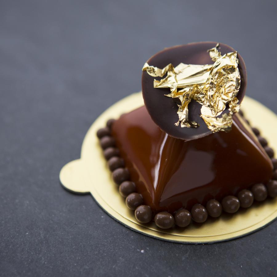 Postre de chocolate con pan de oro en el Restaurante 1919 en el Hotel Condado Vanderbilt.