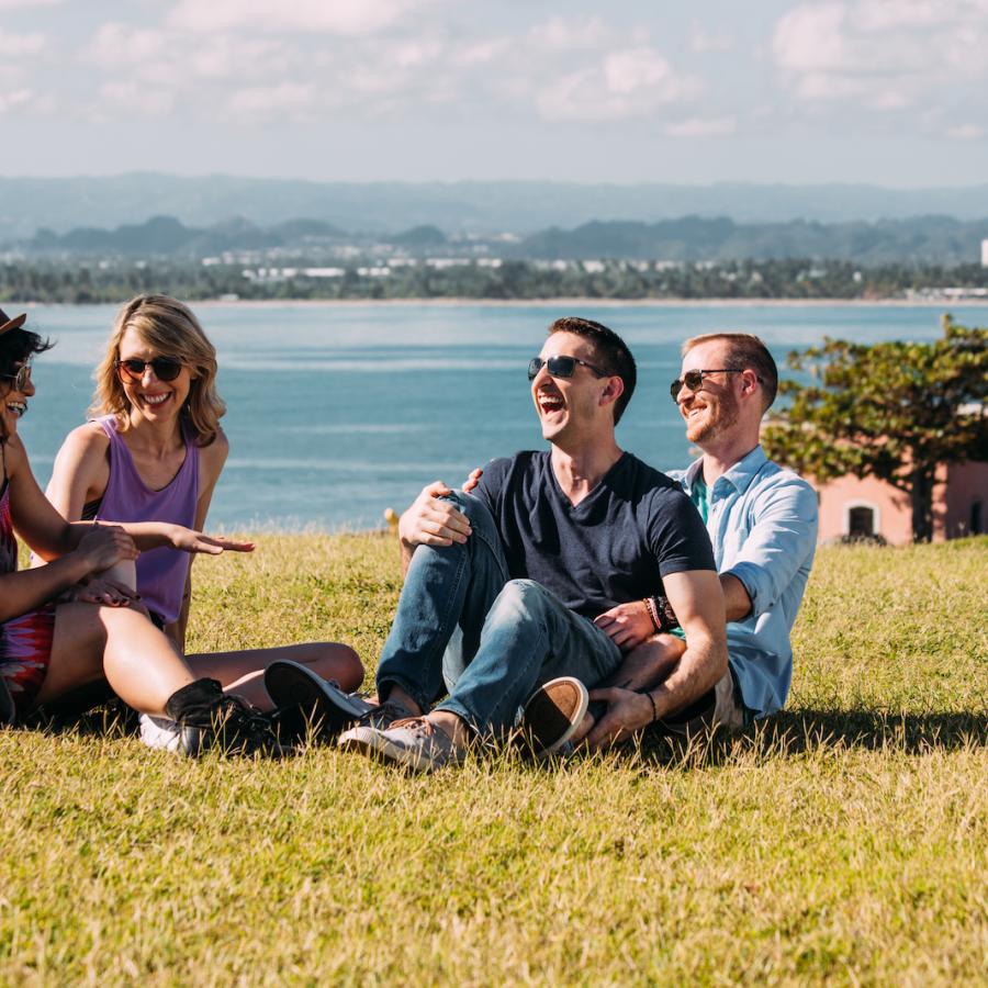 Las parejas disfrutan del cálido día puertorriqueño en un parque