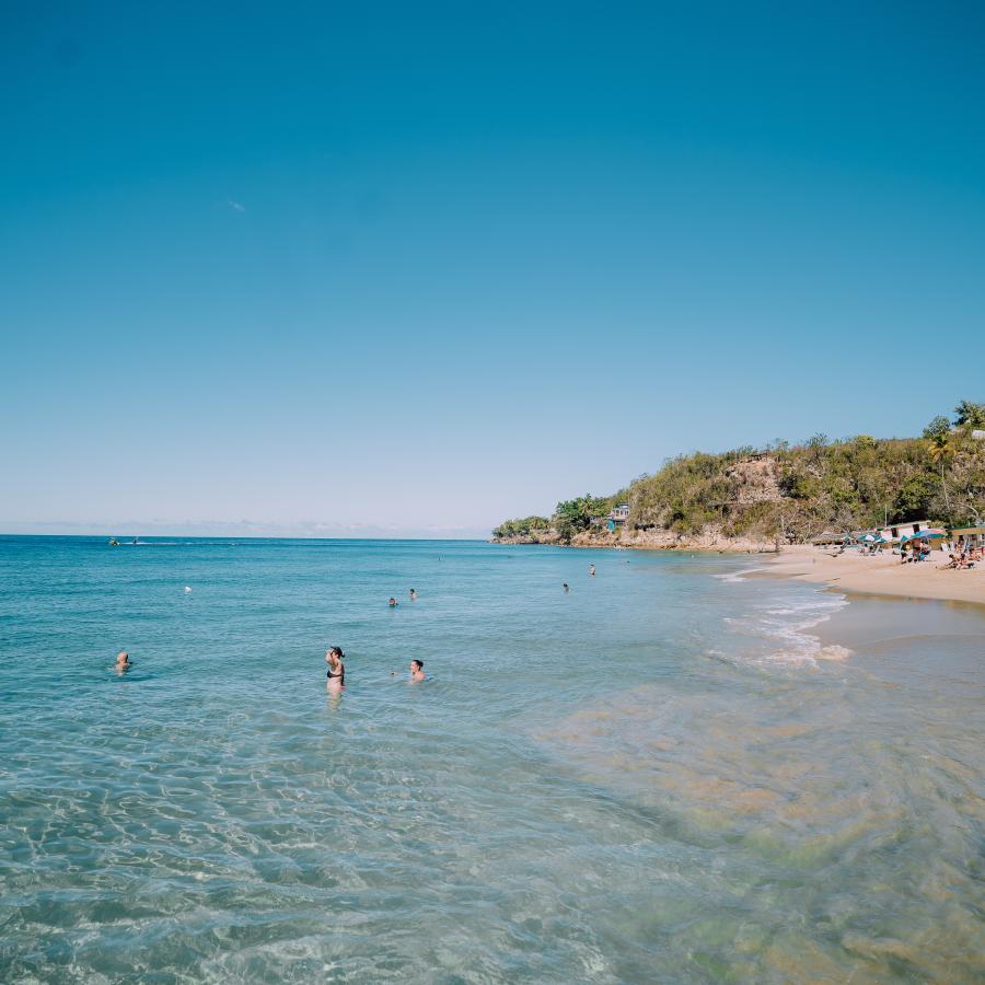 Aguas cristalinas frente a la costa de Crashboat Beach en Aguadilla.