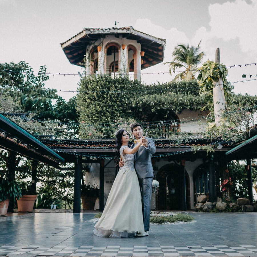 Pareja bailando en Hacienda Siesta Alegre.