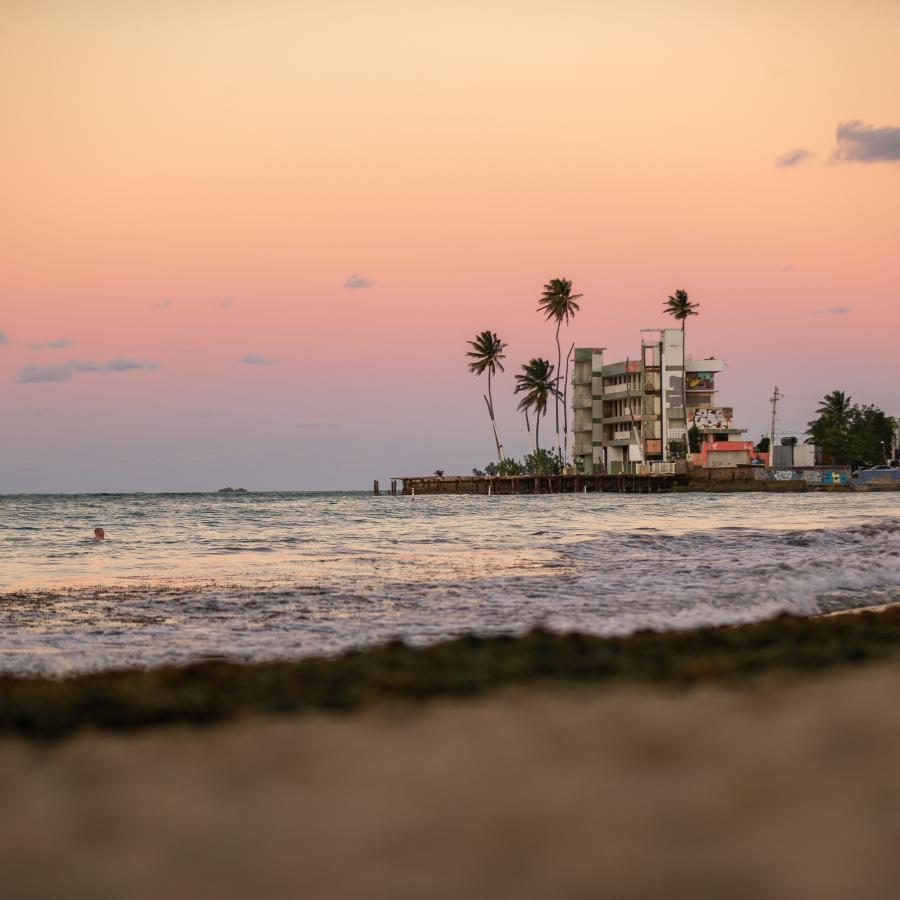 Atardecer en la playa de Isla Verde en Carolina