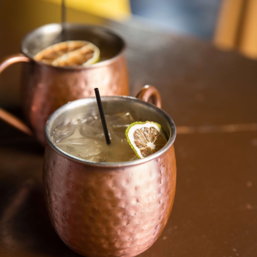 Dos bebidas en taza de cobre en The Mezzanine en San Juan.