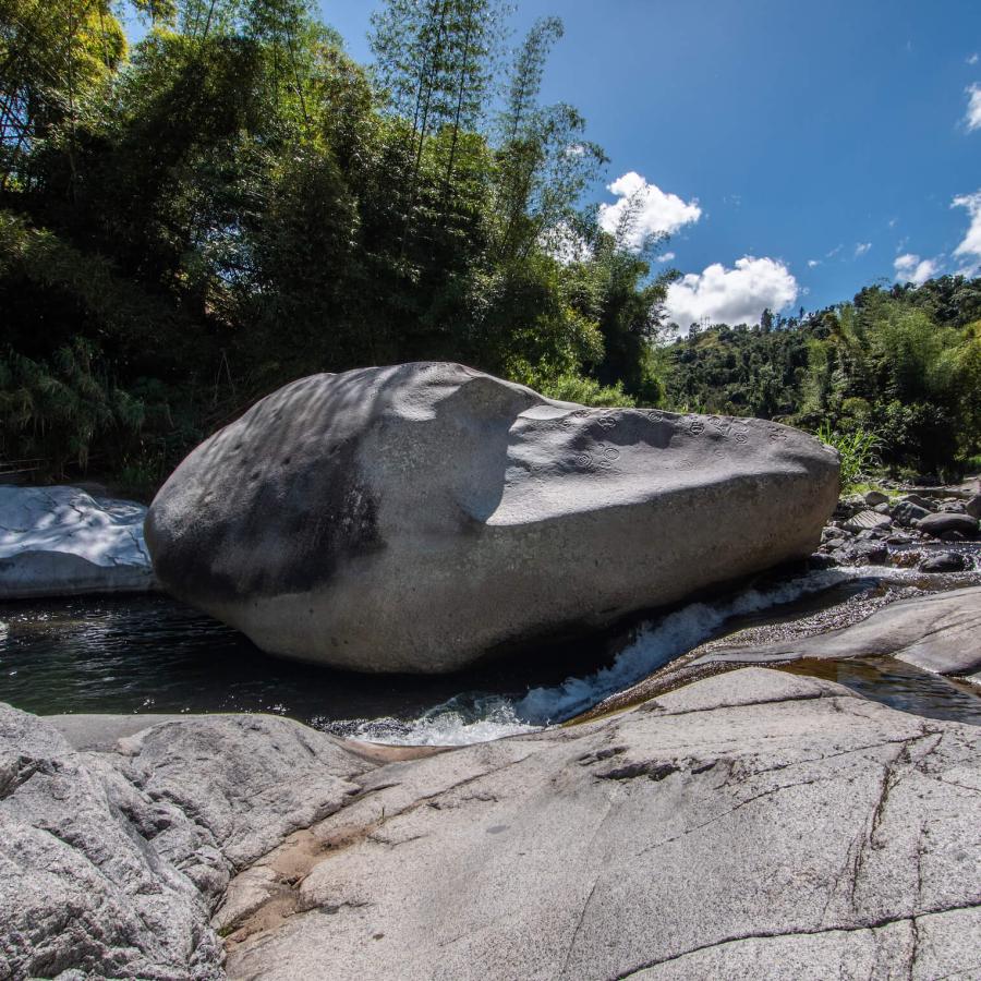 Piedra Escrita en medio del Río Saliente.