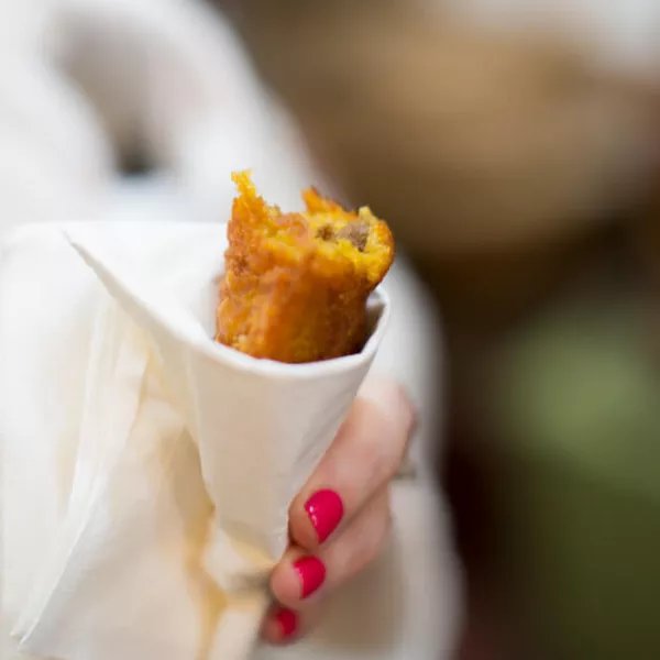 Buñuelos de alcapurria, plátano verde y malanga