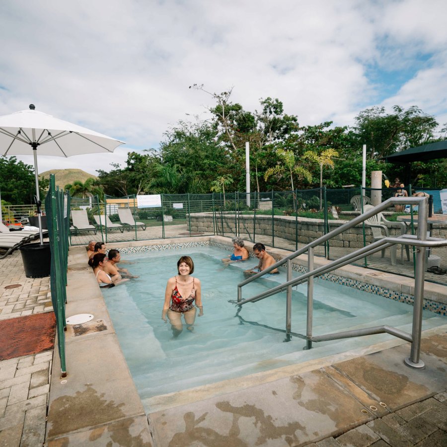  Una mujer sale de la piscina de aguas termales.