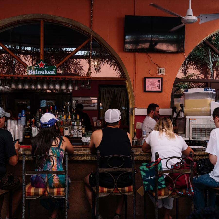 Vista del bar de un restaurante en el Viejo San Juan.