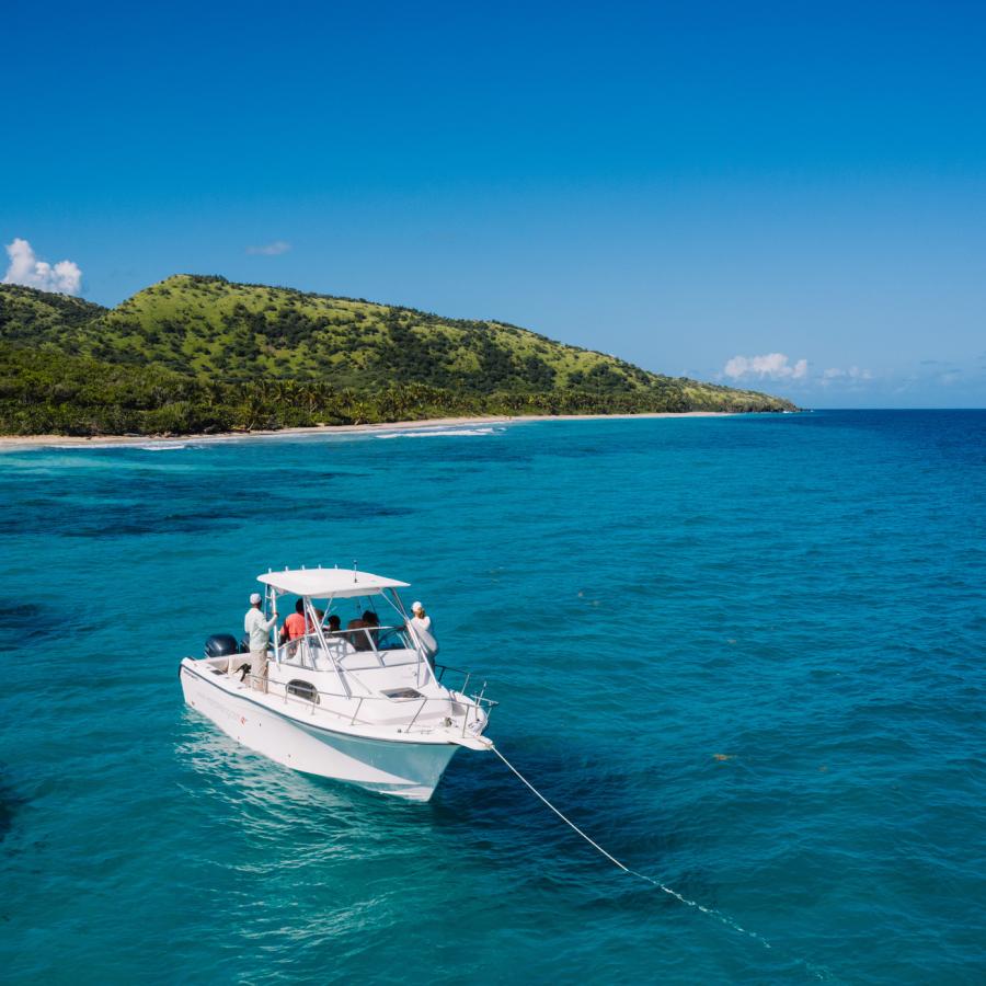 Un barco anclado frente a la costa de Culebra, Puerto Rico.