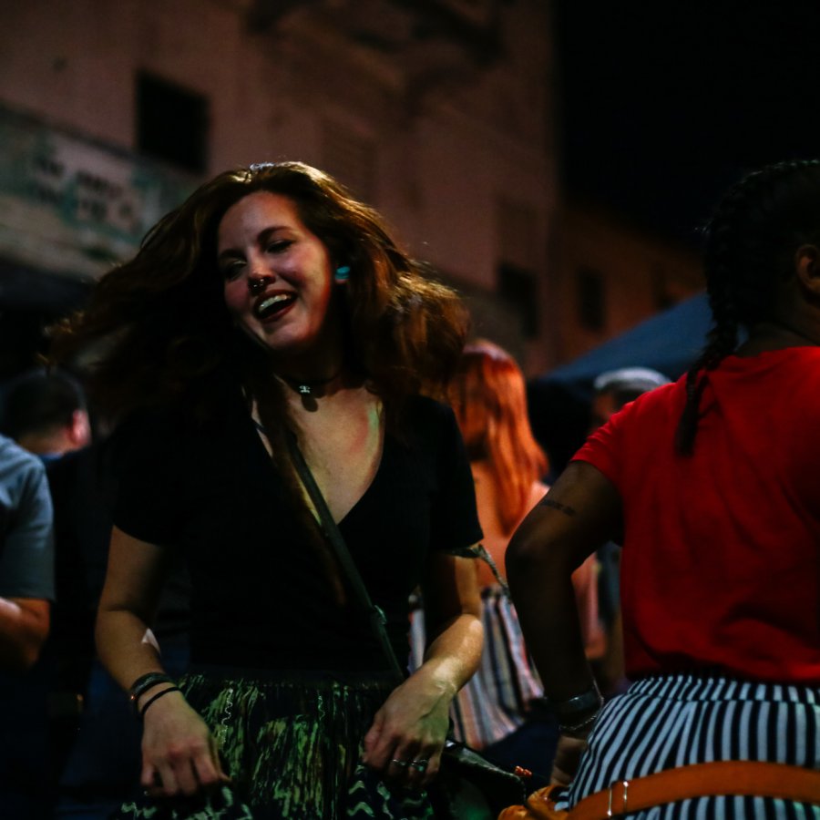 Una mujer baila en un local nocturno de San Juan.