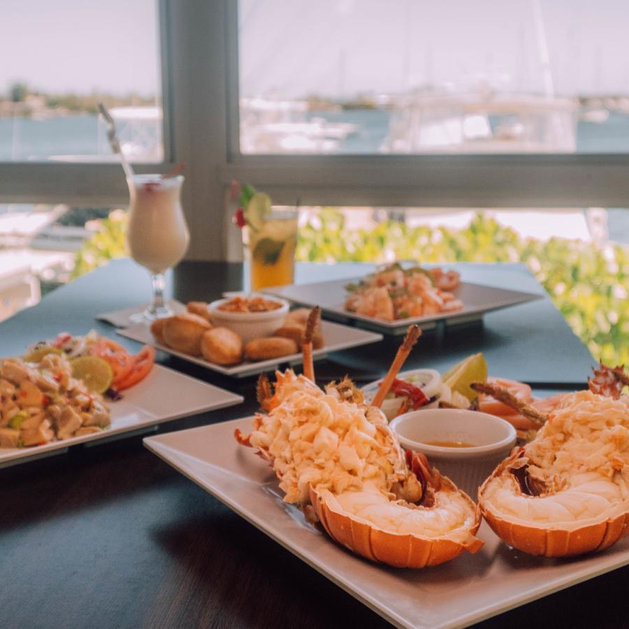 Langosta y otros mariscos en una mesa al aire libre en el Restaurante El Dorado en Salinas.
