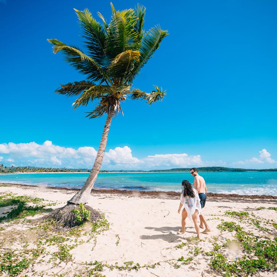 Una pareja paseando por la impresionante Playa Esperanza en Vieques.
