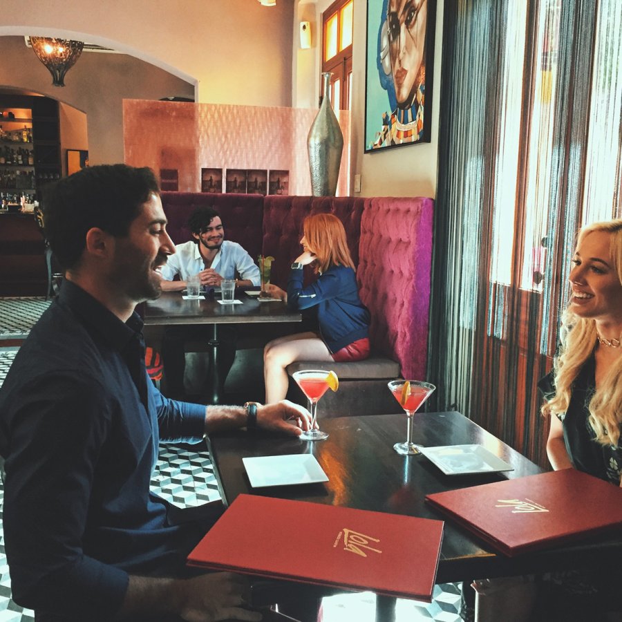 Una pareja disfruta de sus cócteles en un restaurante de Ponce.