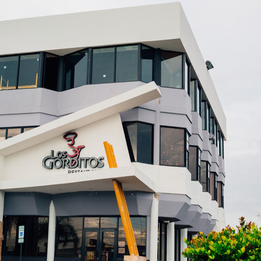 Vista de Los Gorditos, que es un restaurante popular en Caguas.