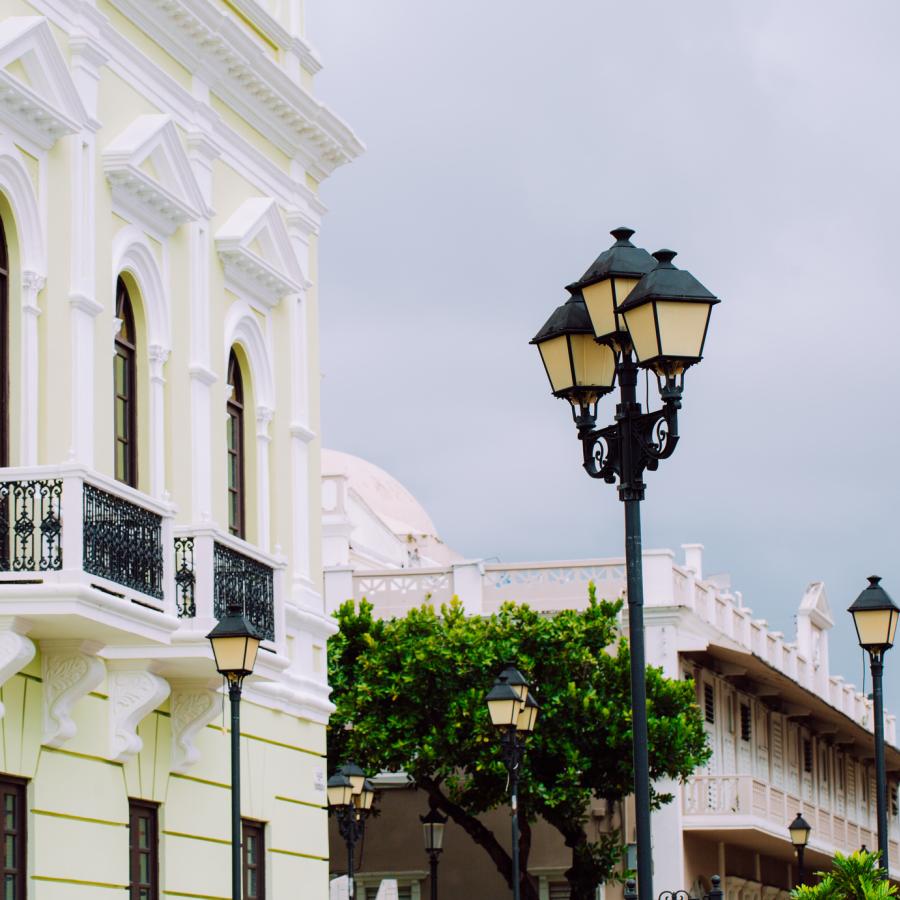 Una escena urbana en el centro de Bayamón, Puerto Rico.