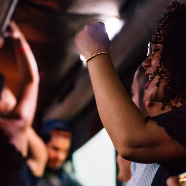 Personas bailando salsa y bomba en un club en Puerto Rico, celebrando sus bailes típicos.