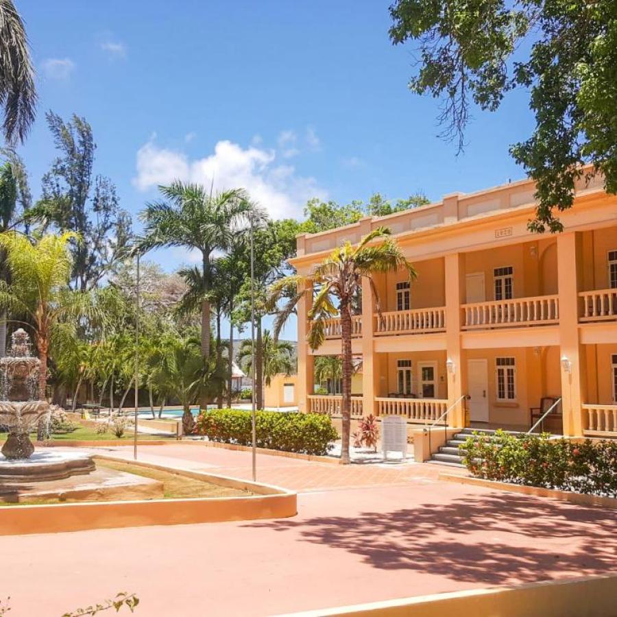 Vista al mar desde una habitación en El Vista exterior del Parador Guánica 1929. Hotel.