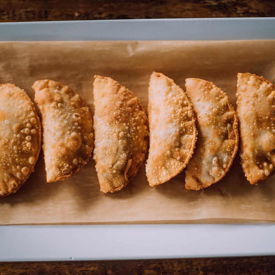 Un plato de pastelillos del ahumadero de ASAO en Ciales