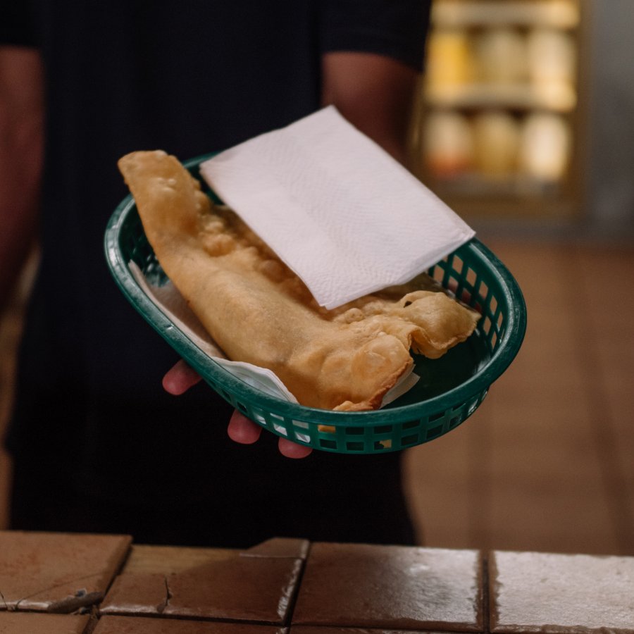 Un mesero en Pastelillos Lamboy en Manatí sostiene una canasta de pastelillos.