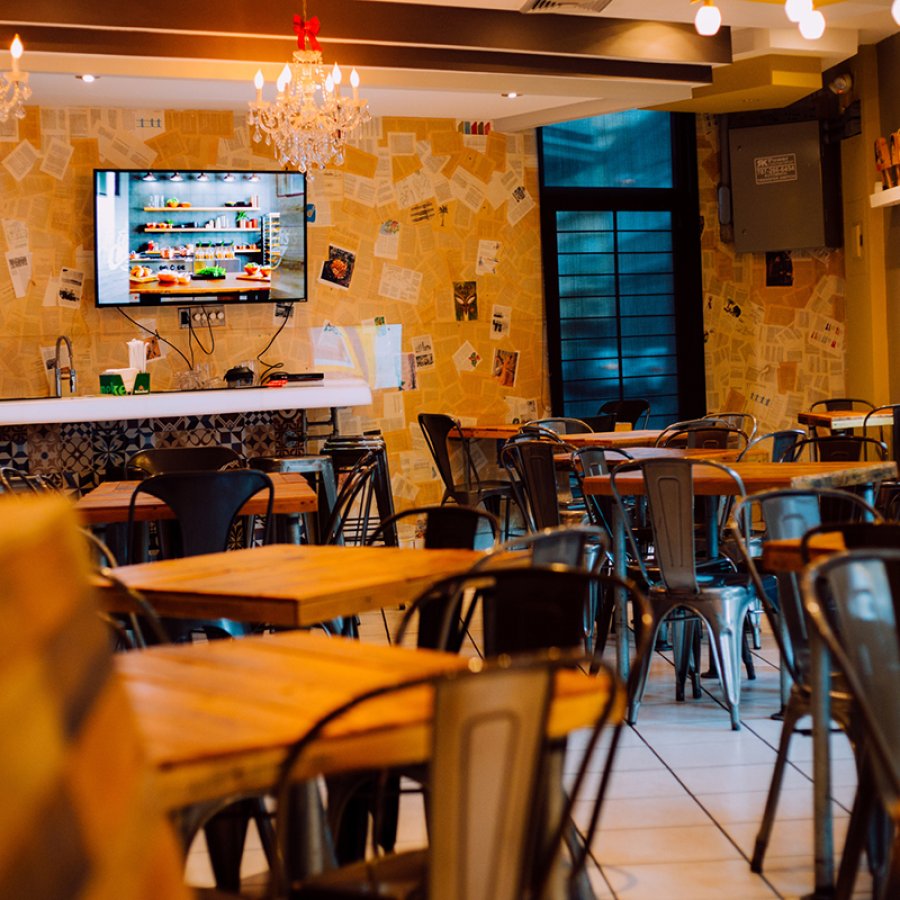 Inside view of a pizza restaurant in Caguas.