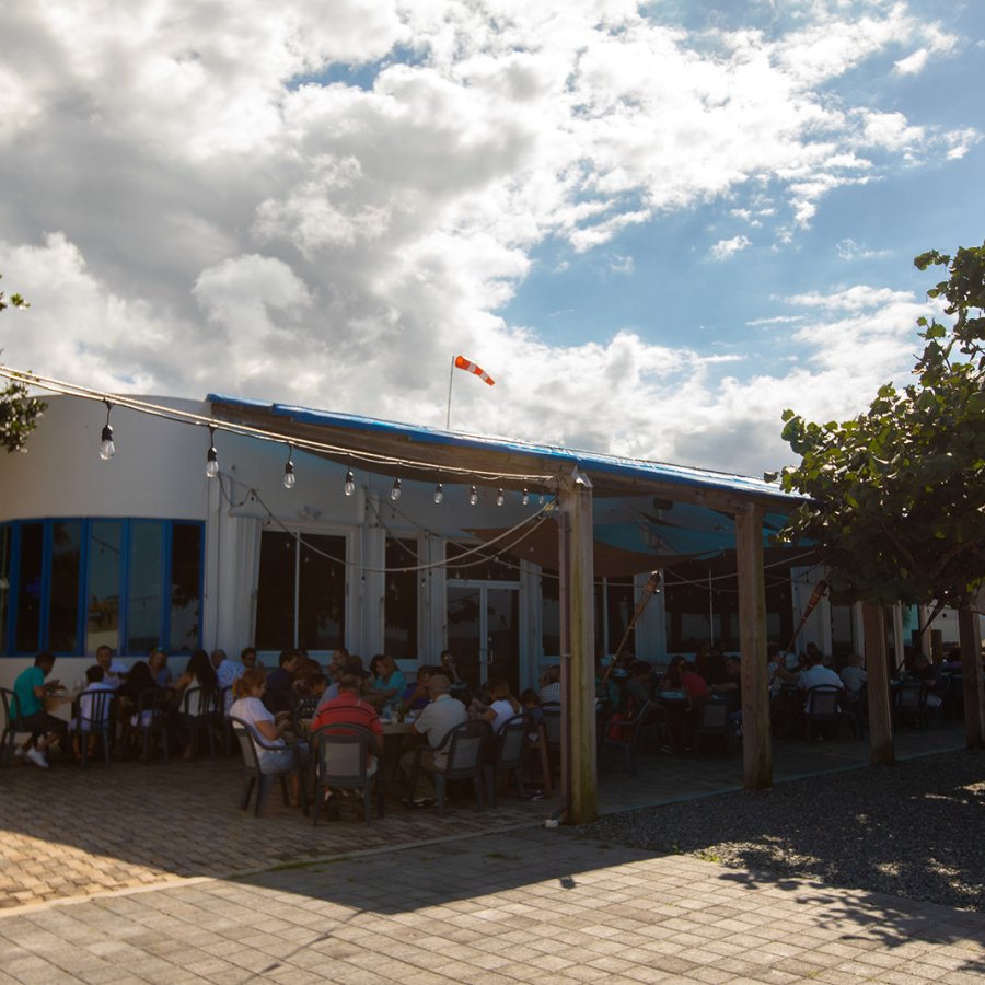 Vista exterior del restaurante Salitre en Arecibo.