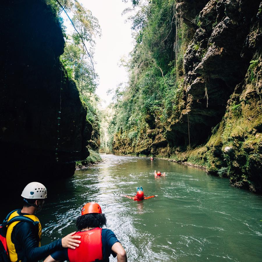 La gente explora el río Tanamá en Utuado