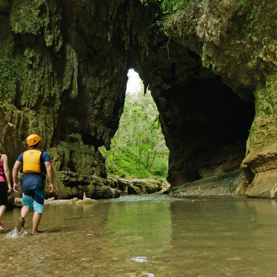 Two people exploring the Tanamá River in Utuado.