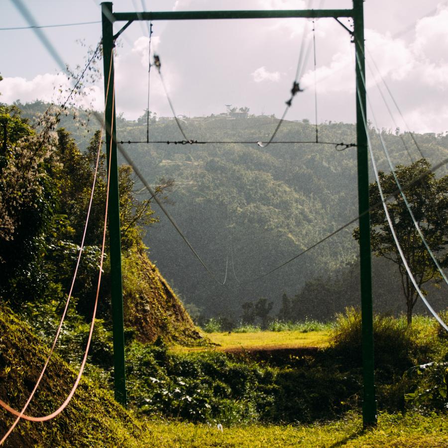 Tirolesas en Toro Verde Adventure Park en Orocovis, Puerto Rico.