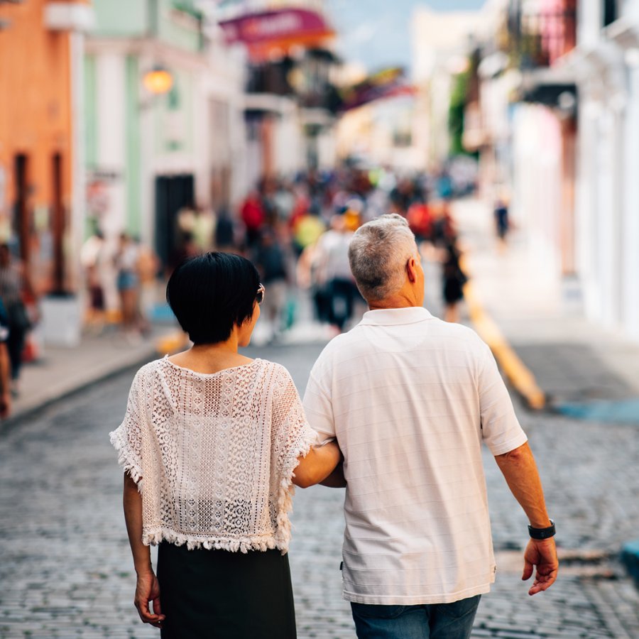 Una pareja disfruta de un paseo por las calles empedradas del Viejo San Juan.