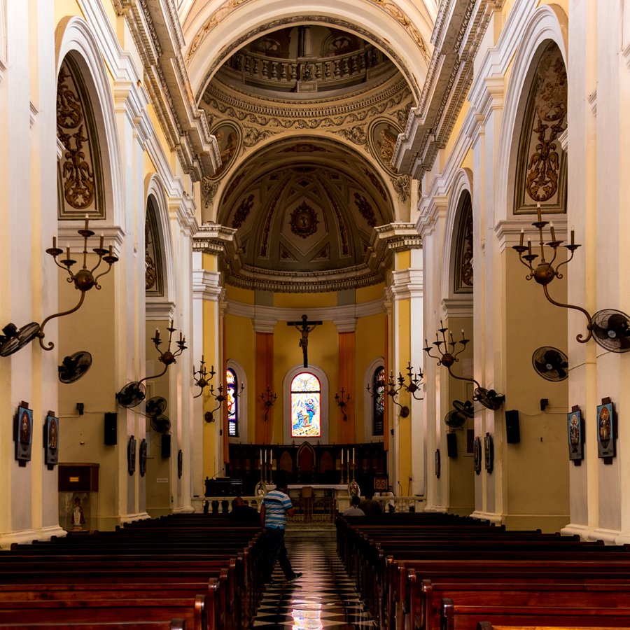 El impresionante interior de la catedral en el Viejo San Juan