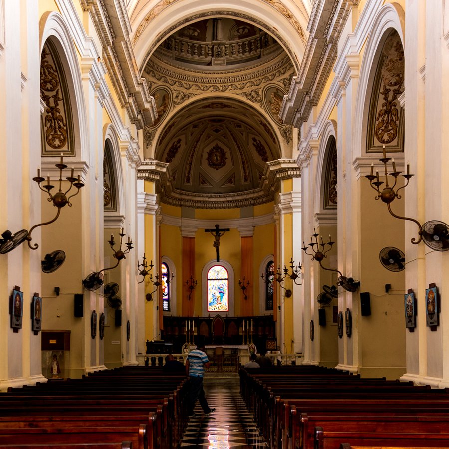 El impresionante interior de la catedral en el Viejo San Juan