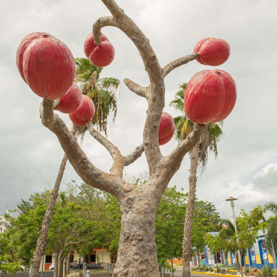 Escultura Coffee Tree del artista Ming Fay, en el centro de Yauco