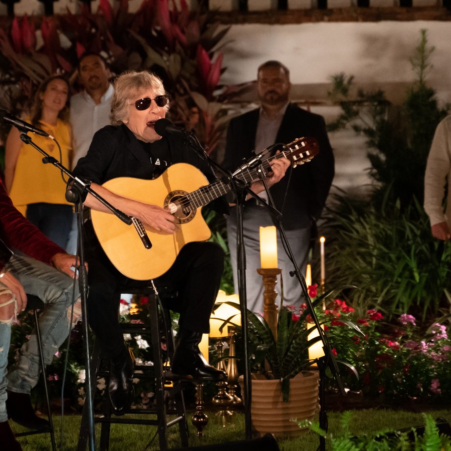 José Feliciano and Ozuna sing at La Fortaleza's garden