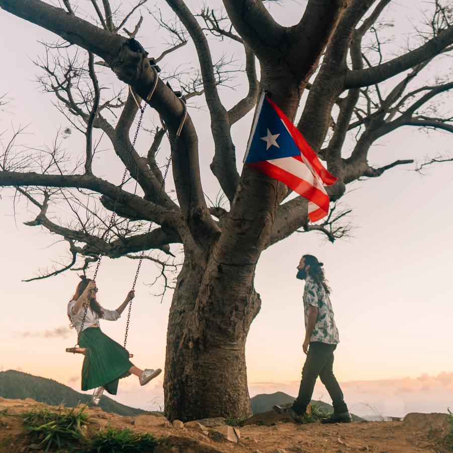 Una pareja disfruta del columpio en el árbol solitario de Salinas.