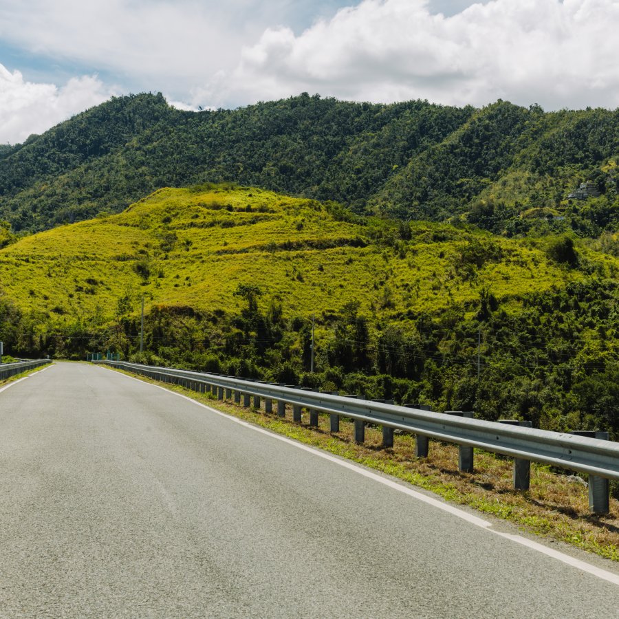 Una vista amplia de un camino a través de las montañas de Puerto Rico.