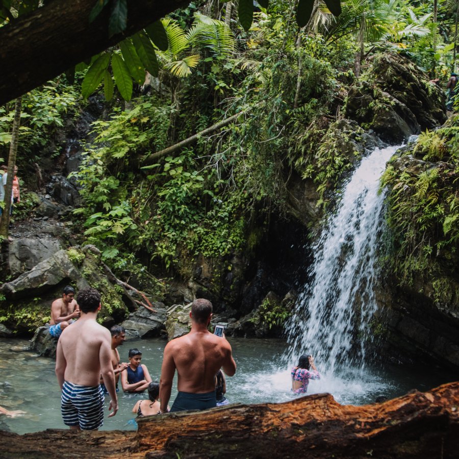 vista general de la cascada en El Yunque