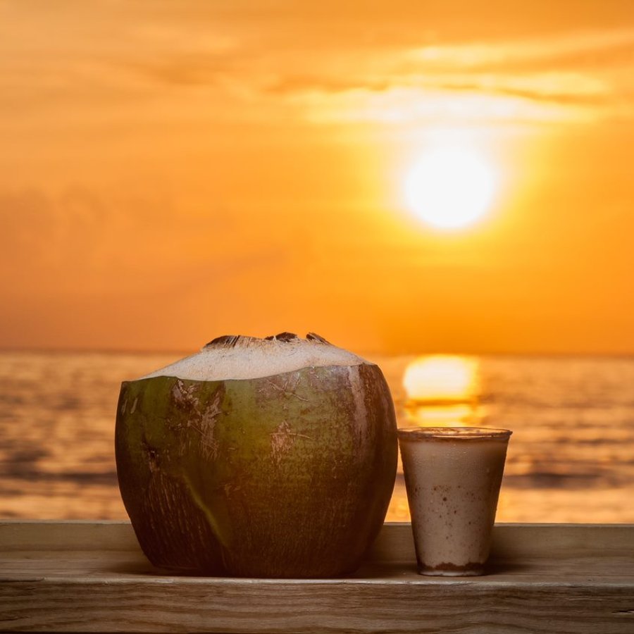 El cóctel Coco Pirata se sirve dentro de un coco.