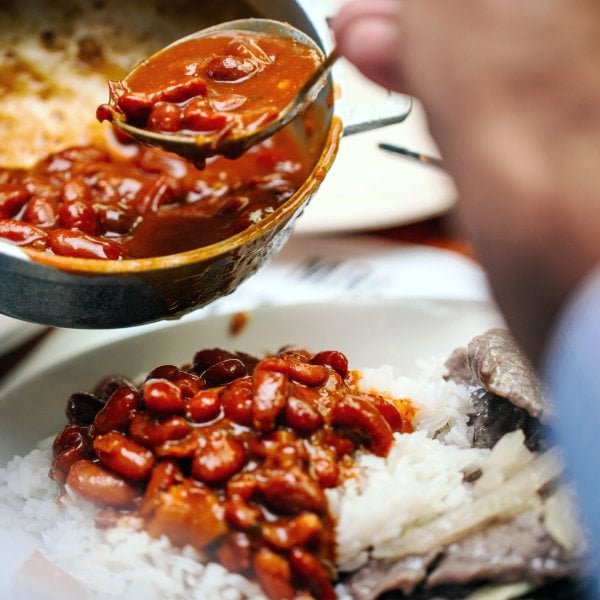Arroz con habichuelas, un acompañante clásico en la cocina puertorriqueña.