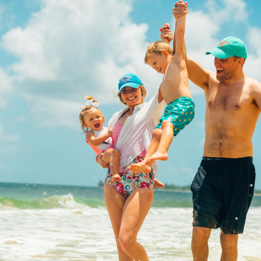 Una familia en la playa.