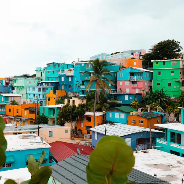 Colorful street art mural in La Perla, showcasing the neighborhood’s vibrant culture.