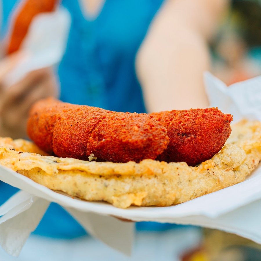 Un plato lleno de frituras puertorriqueñas.