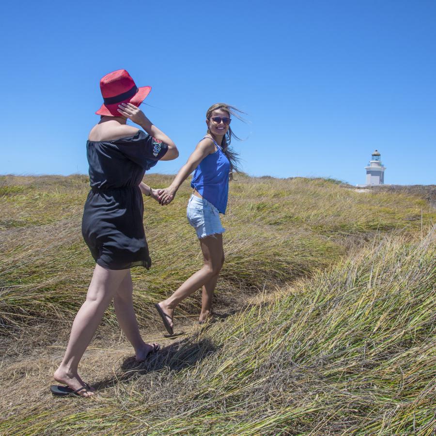 una pareja recorre el faro de Cabo Rojo