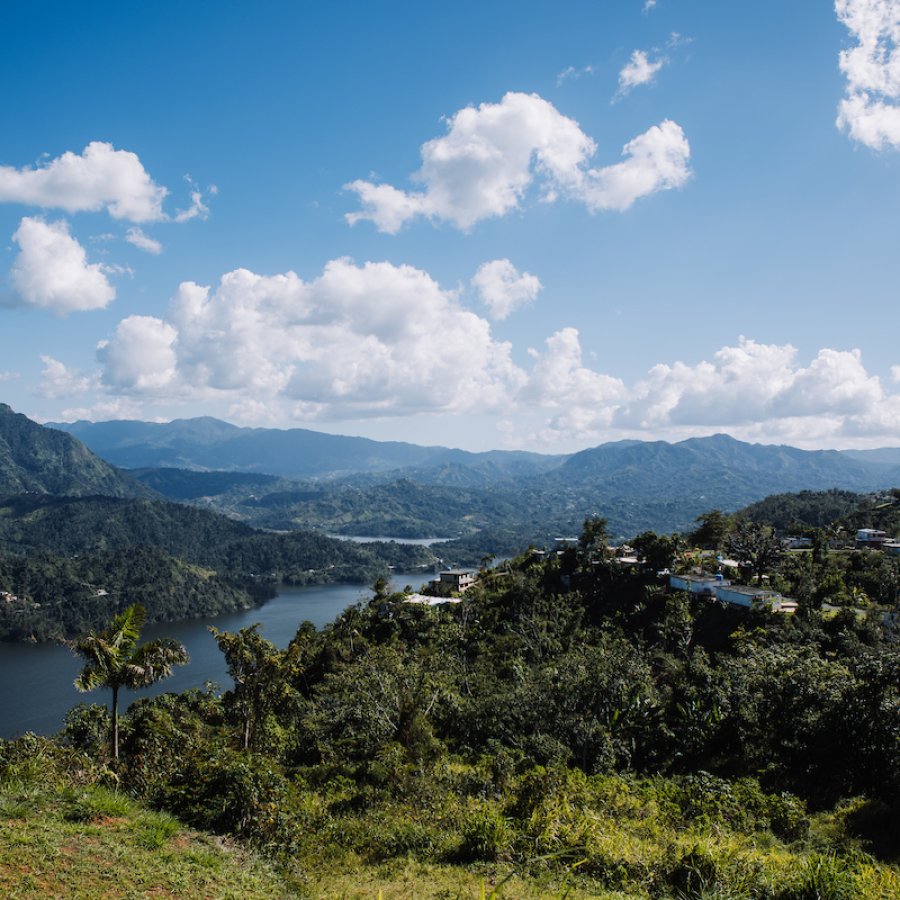 Vista panorámica desde Finca Viernes en Utuado.