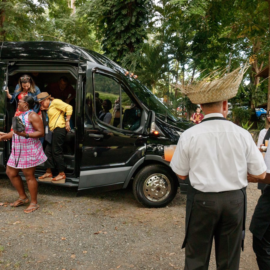 Servicios de transporte privado para eventos fuera del sitio. Transporte por Innovación DMC.