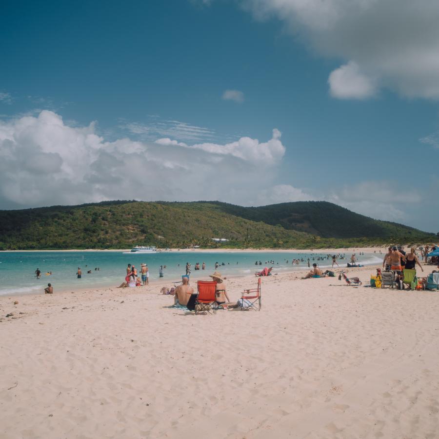 Día soleado de playa en la mundialmente famosa Playa Flamenco en Culebra.