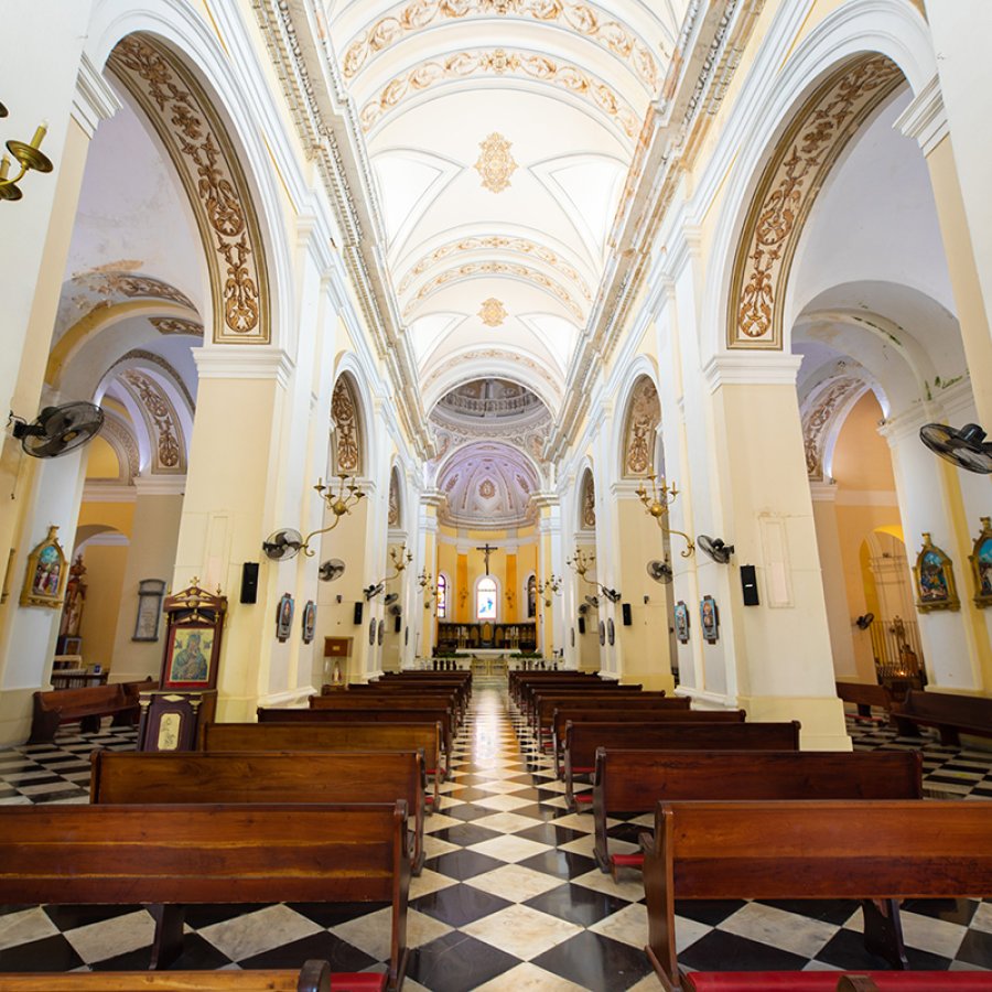 Vista interior de la Catedral de San Juan Bautista, que es la iglesia más antigua en suelo estadounidense y fue construida en 1521.