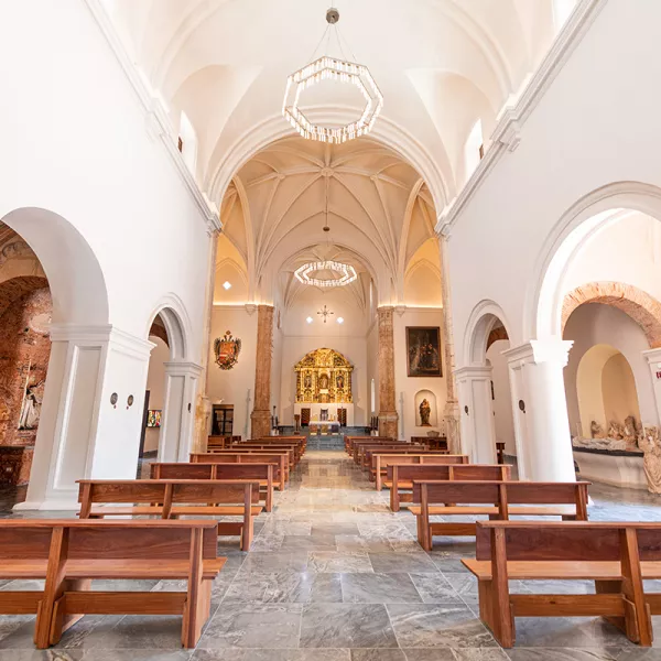 Interior de la Iglesia San José, una de las más antiguas de América y testigo del legado cultural puertorriqueño.