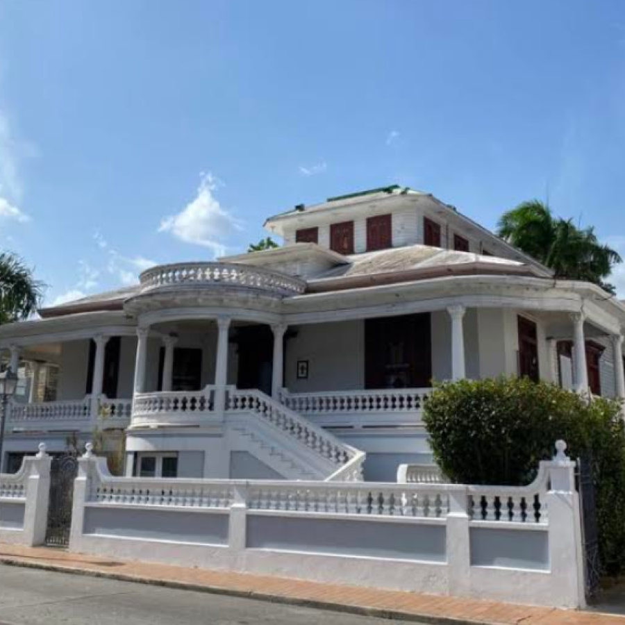 Las icónicas casas de San Germán muestran influencias criollas y francesas.